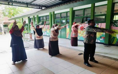 Semangat Pagi Kuatkan Sinergi, GTK MIN 11 Gunungkidul Gelar Senam Bersama