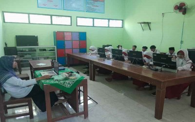 Murid Kelas 6 MIN 11 Gunungkidul Laksanakan Ujian Madrasah Mapel Bahasa Arab dan SKI